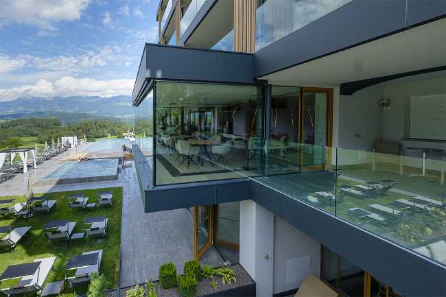 Balaustra in vetro per le terrazze di un hotel