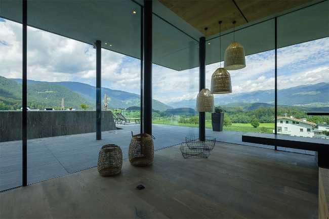 Hotel con superfici vetrate aperte sul paesaggio