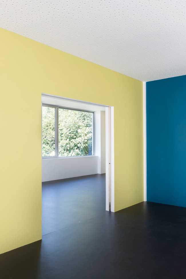 scuola materna con pareti colorate e pavimento scuro