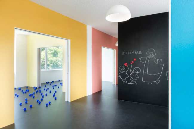 scuola materna con pareti colorate e disegnate