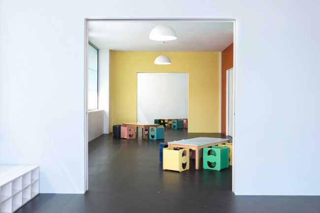 scuola materna con pareti colorate e giochi