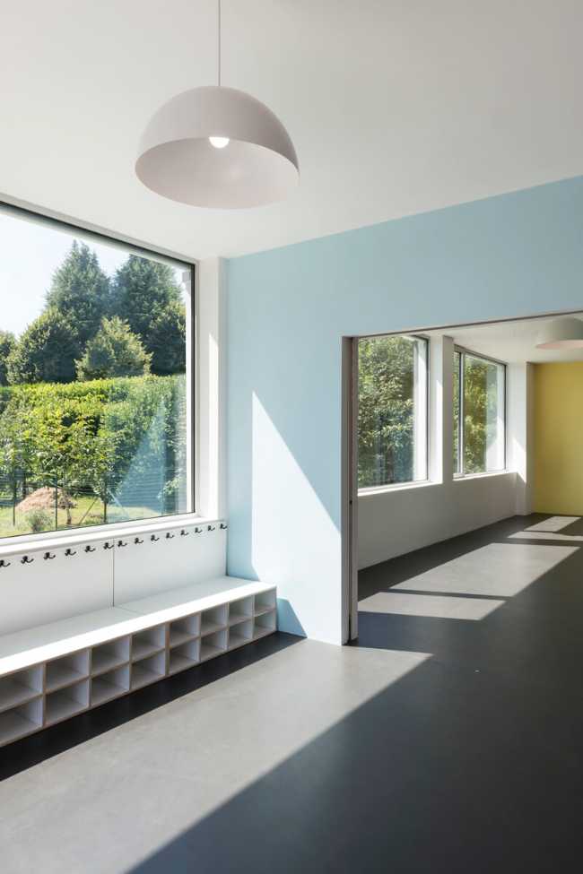 scuola materna con pareti colorate e vetrate