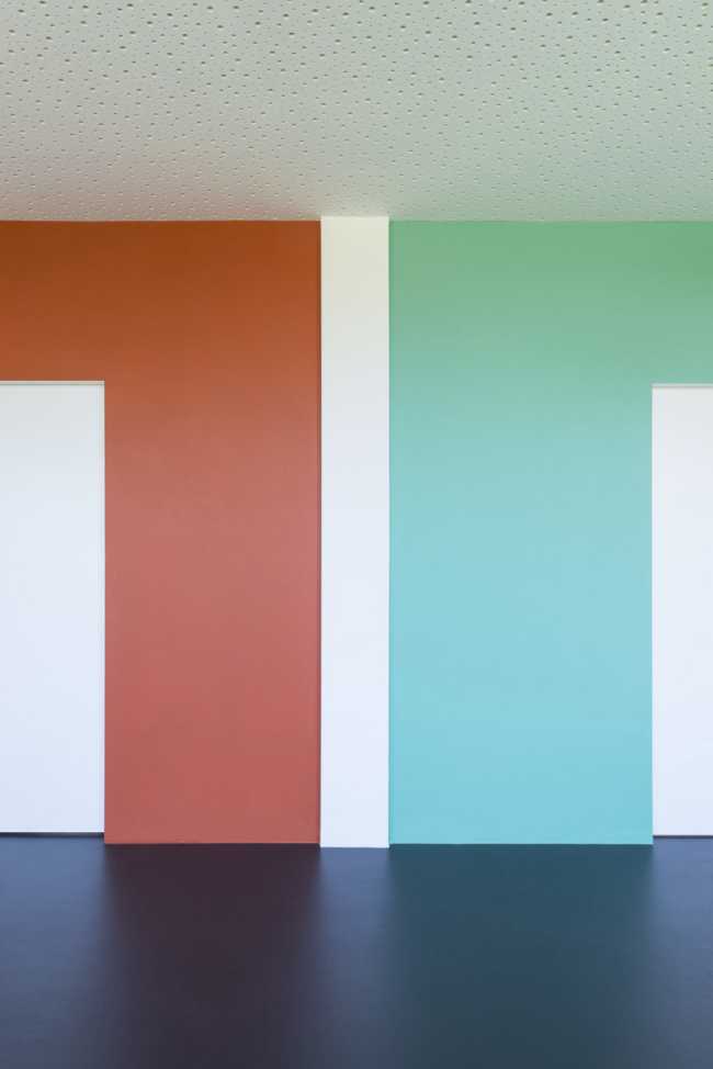 scuola con interni colorati