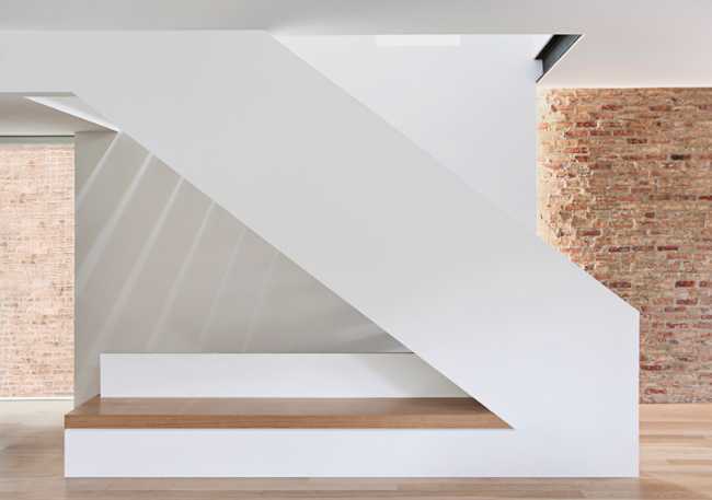 corpo scala bianco e legno