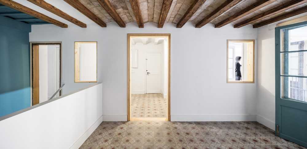 casa in legno azzurro e bianco