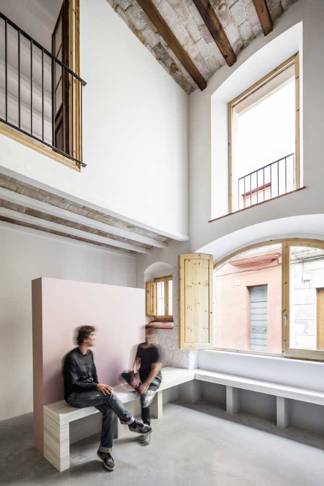 ristrutturazione in intonaco bianco e infissi in legno