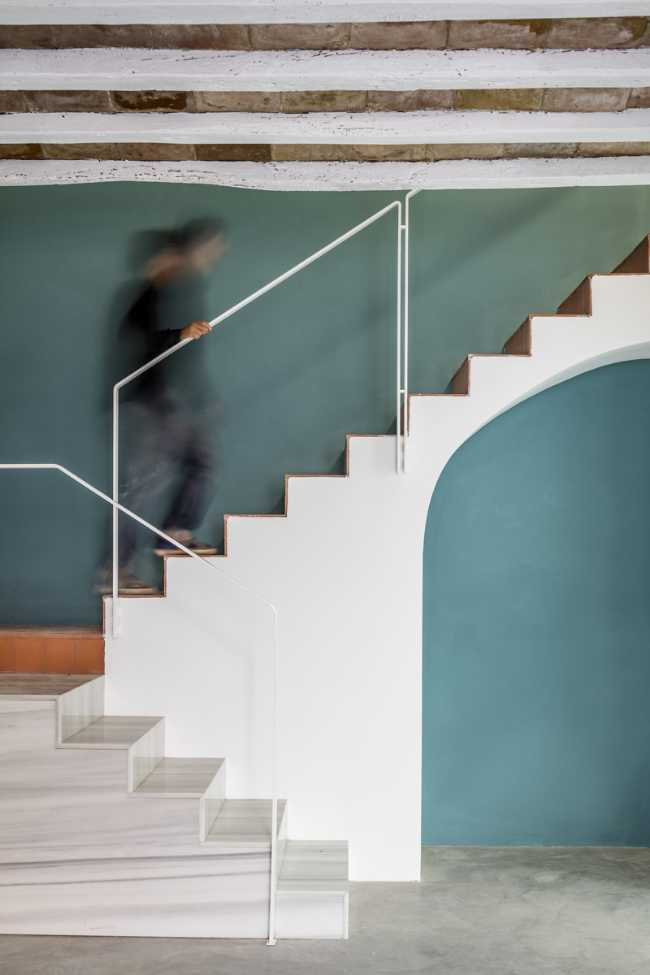 corpo scala in marmo e legno