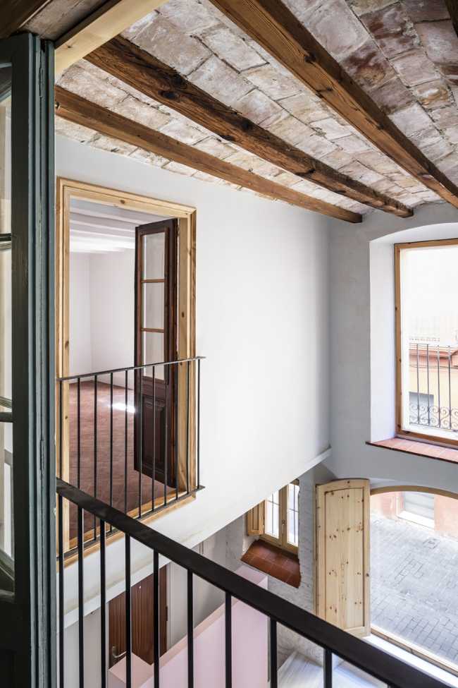 casa con soppalco e balaustra in metallo