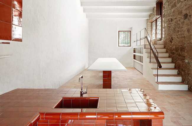 Interno casa in pietra e bianco