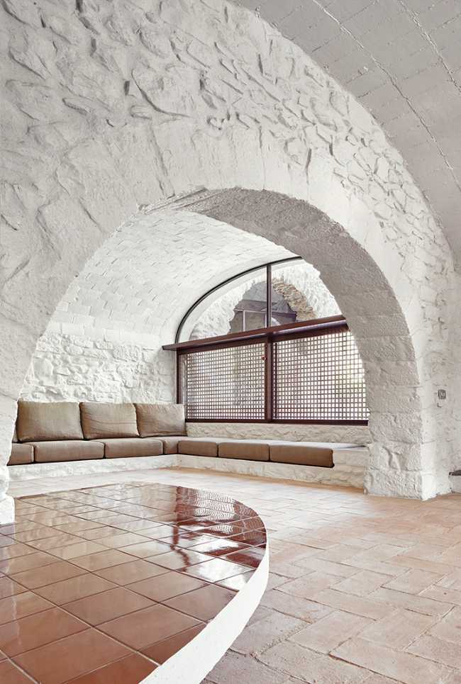Interni in pietra intonacata e cotto