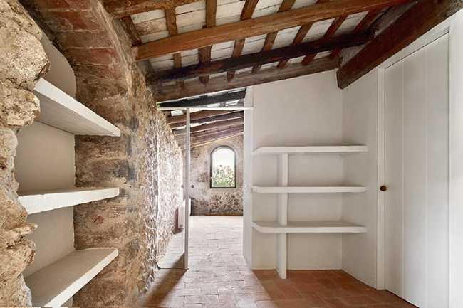 Interni in pietra con soffitto in legno