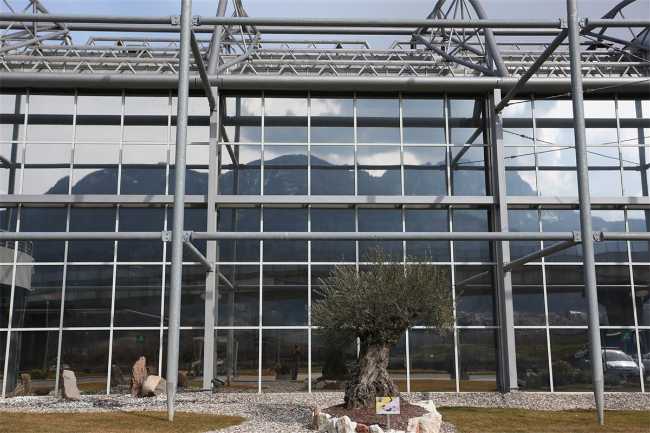 Pellicole antisolari sulla grande hall vetrata di un centro commerciale