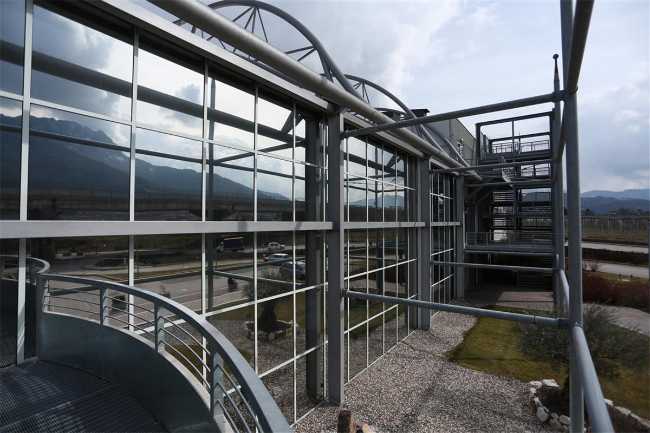 Centro commerciale con grandi vetrate