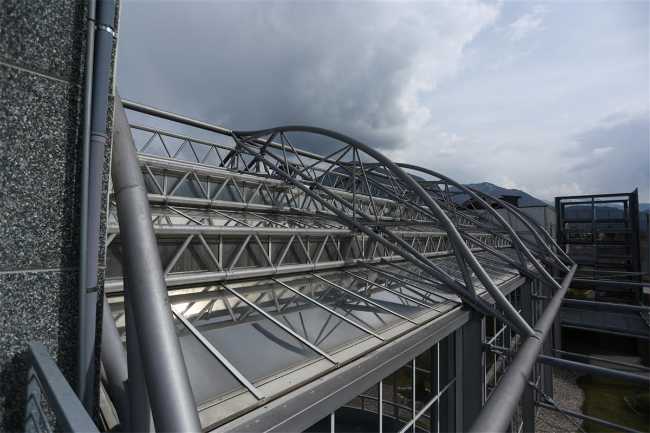 Struttura in metallo e vetro per un centro commerciale