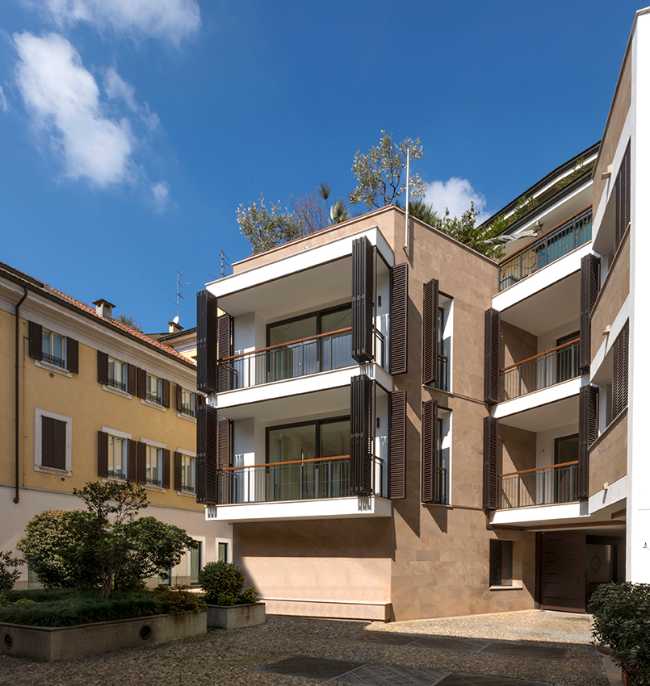 Condominio con grandi vetrate e balconi