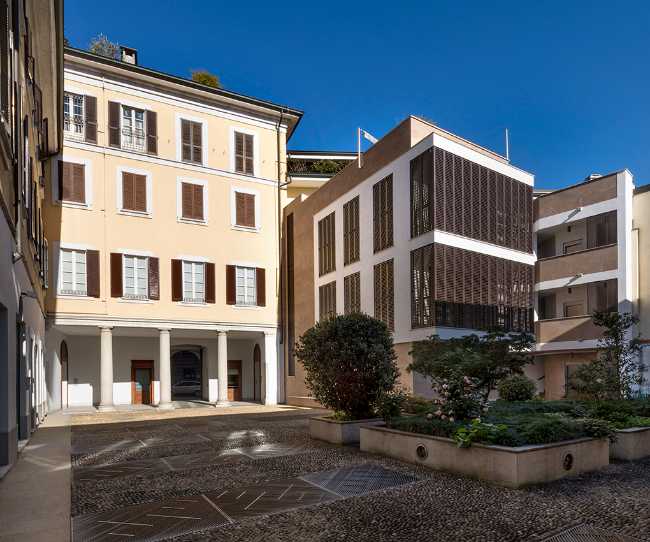 Piazzetta con condomini attorno