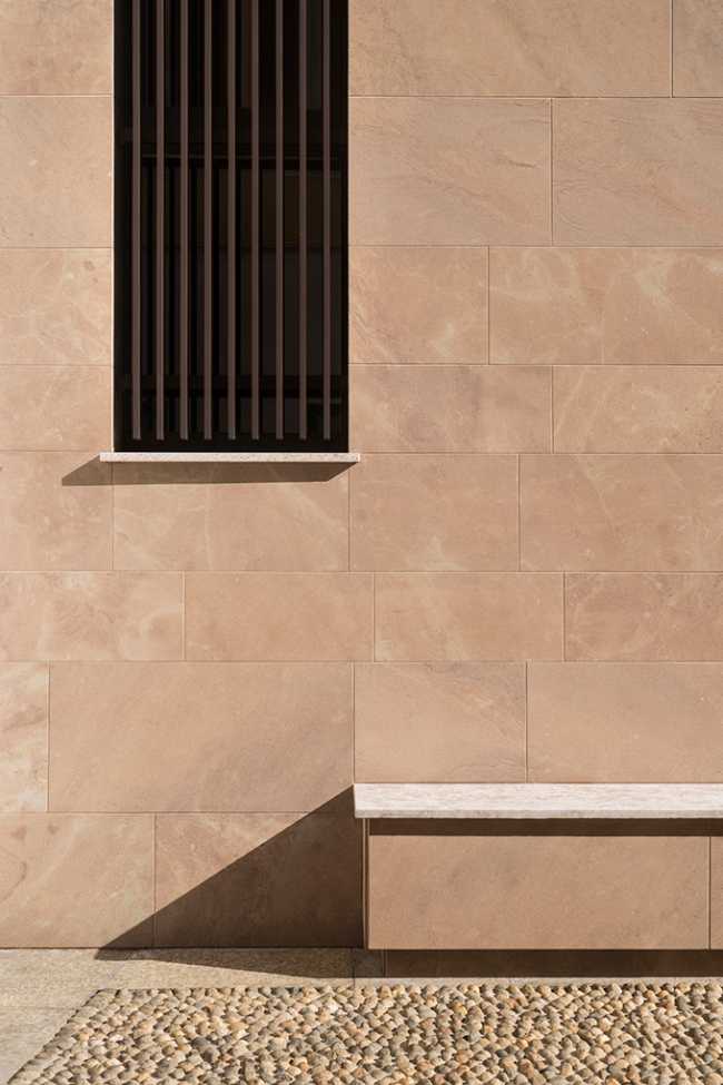 Dettaglio facciata con lastre di pietre