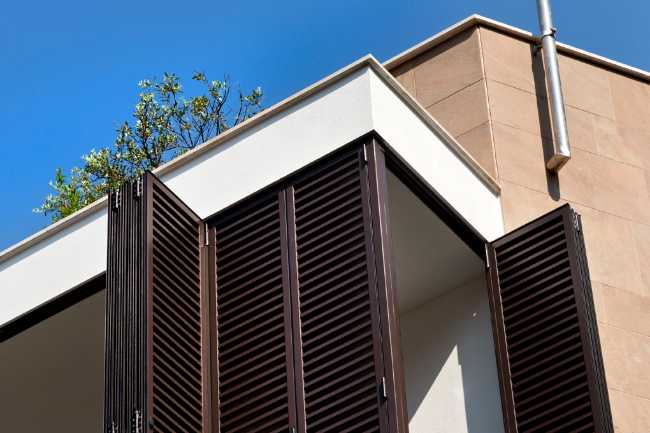 Dettaglio persiane color marrone