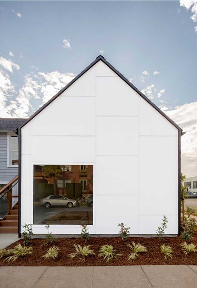 Facciata bianca tradizionale con finestra