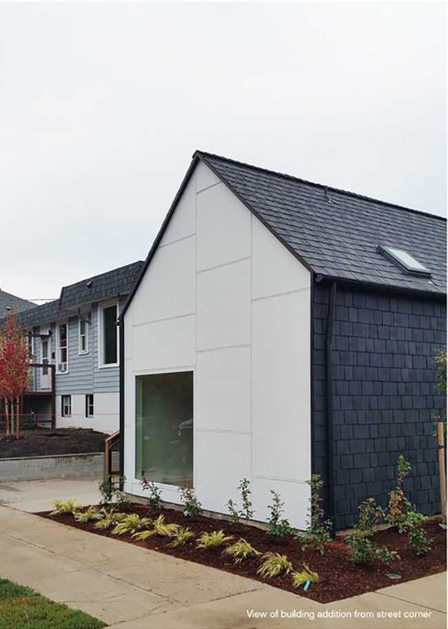 Abitazione dalle forme tradizionali bianca e nera