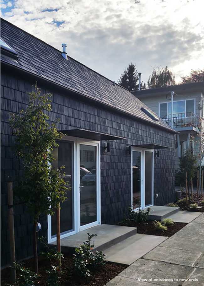 Facciata laterale nera con infissi bianchi