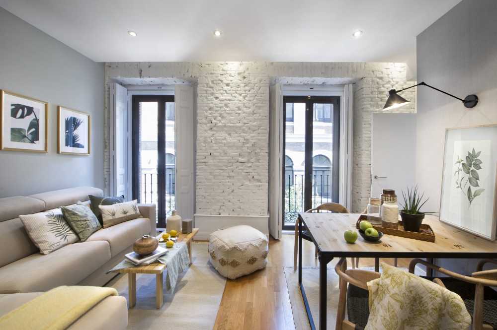 Interno appartamento a mattoncini bianchi