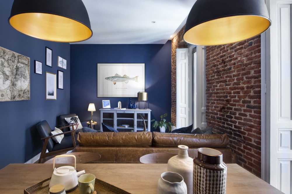 Interno appartamento a mattoncini bianchi