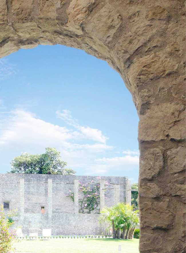 Arcos de piedra y extensiones de cítricos