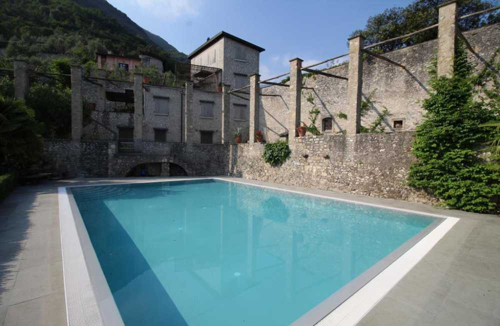 Recupero di serre da alti pilastri in pietra e assi di legno