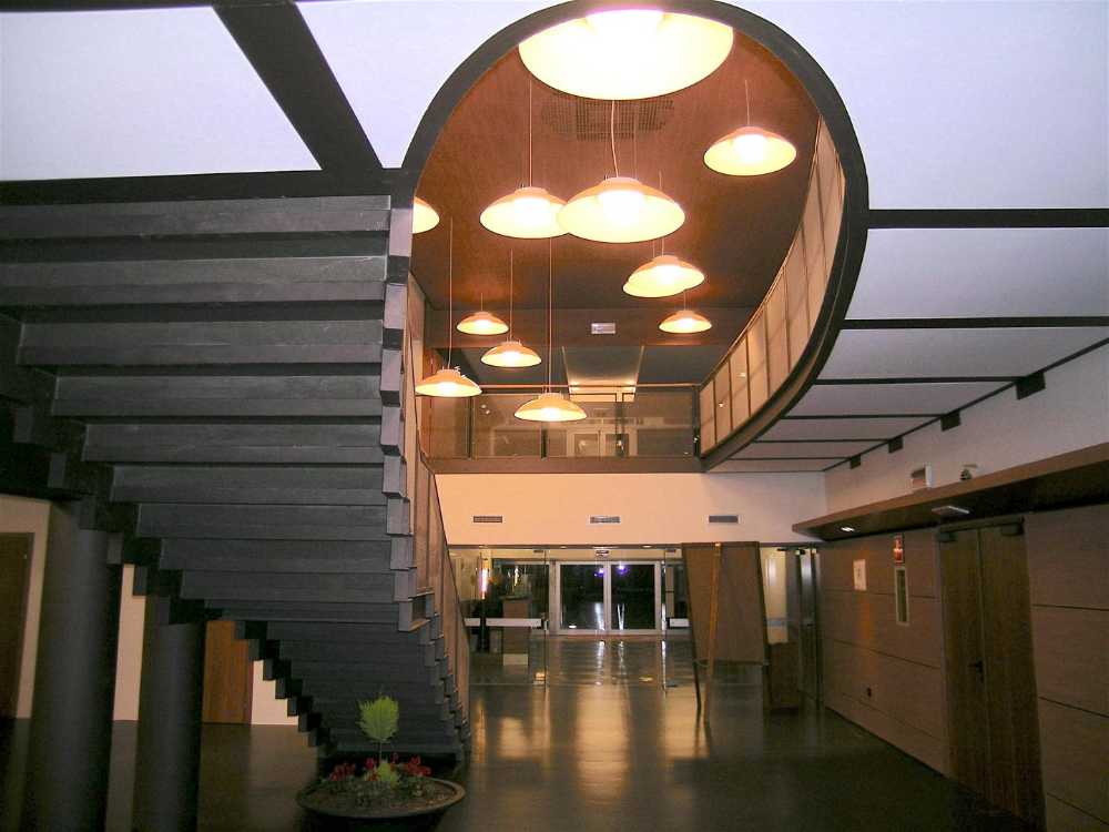 Luces colgantes dentro de un teatro