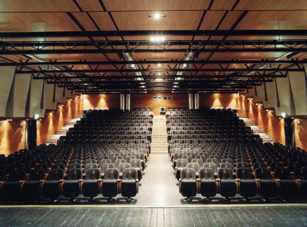 Luces colgantes dentro de un teatro