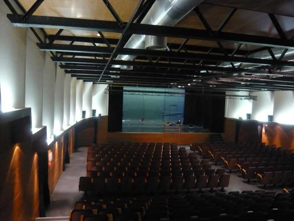 Luces colgantes dentro de un teatro