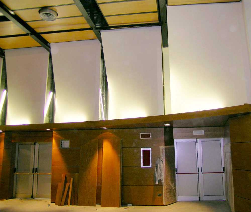 Luces colgantes dentro de un teatro