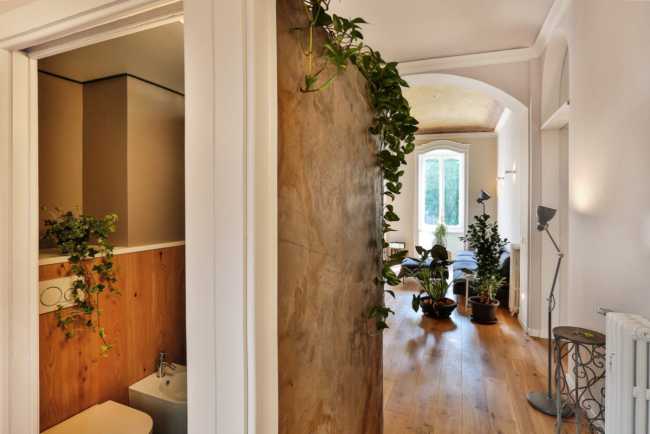 Appartamento con archi intonaco bianco e parquet