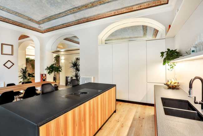 Cucina in legno con top nero