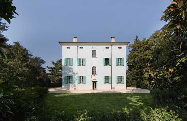 Villa storica dalle forme semplici