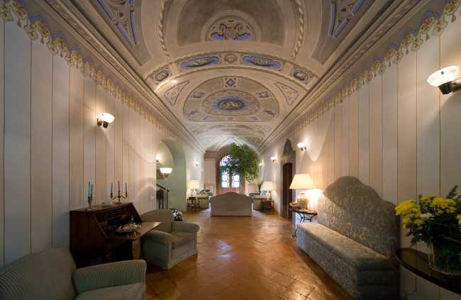 Casa storica stanza con dipinti e illuminata