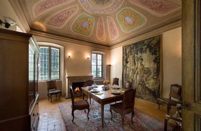 Interno di una casa storica con affreschi al soffitto