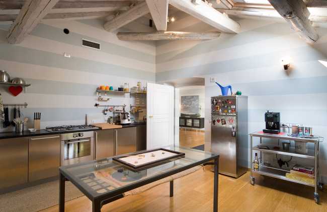 Cucina di una casa storica con travi in legno a vista