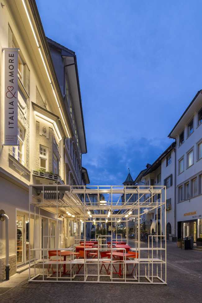 Scheletro di un box in metallo