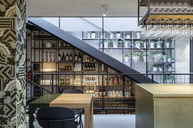 Interno ristorante con scalinata nera