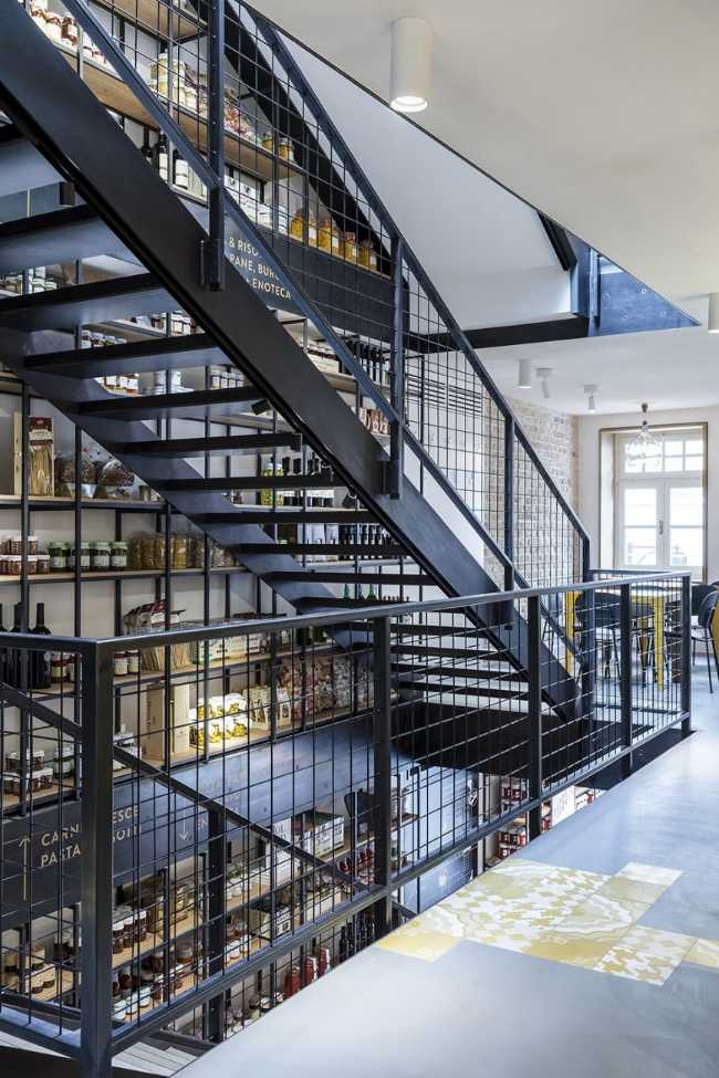 Scala in metallo nero