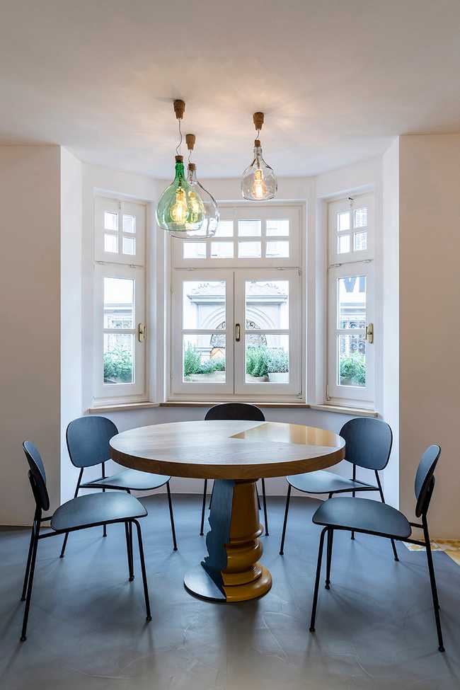 Tavolo rotondo in un palazzo storico