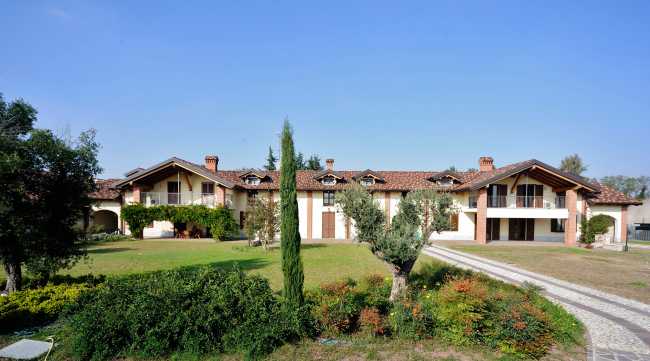 Villa histórica con jardín