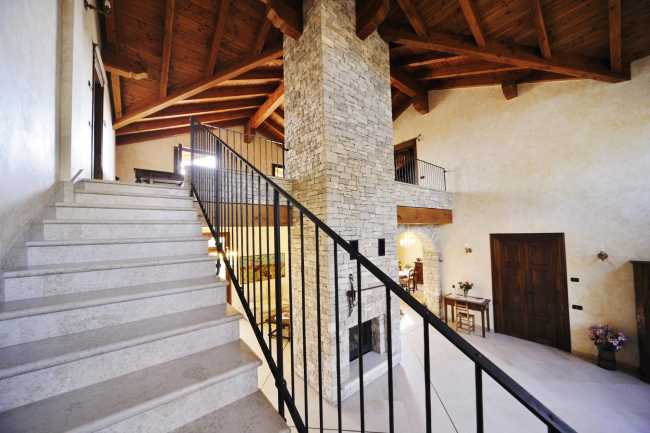 Interior de madera y piedra de una villa