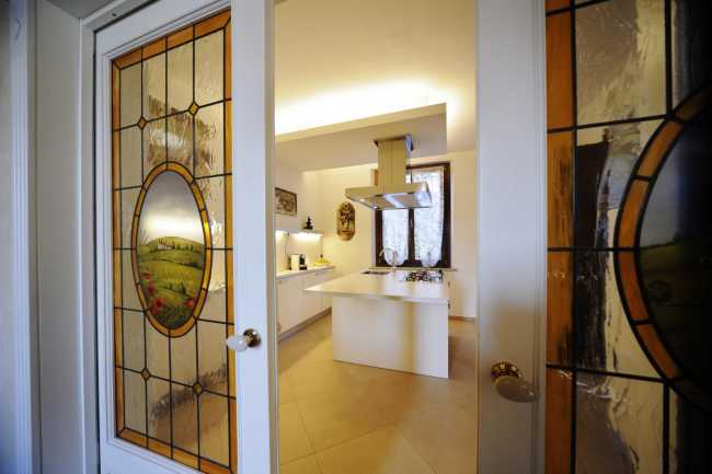 Cocina de una villa histórica y puerta de cristal