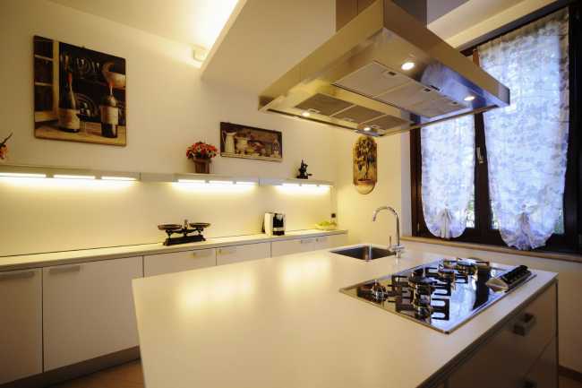 Cocina blanca con luz tenue