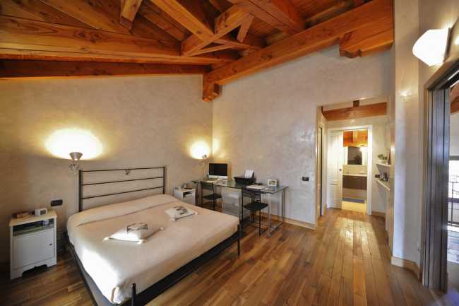 Dormitorio con techo de madera