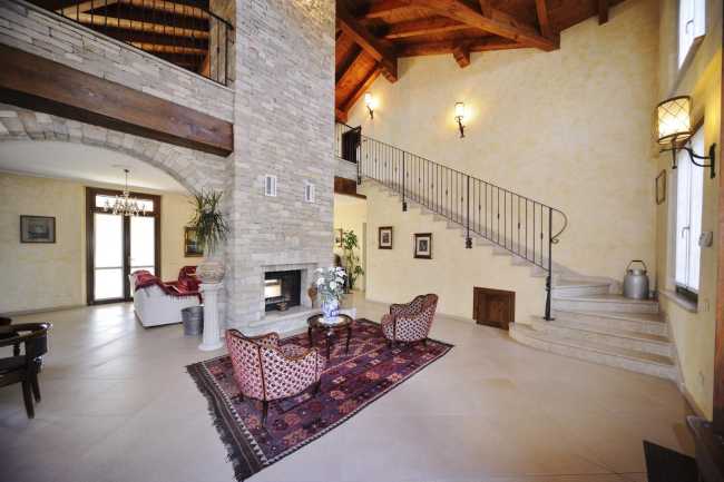 Villa de madera con chimenea central