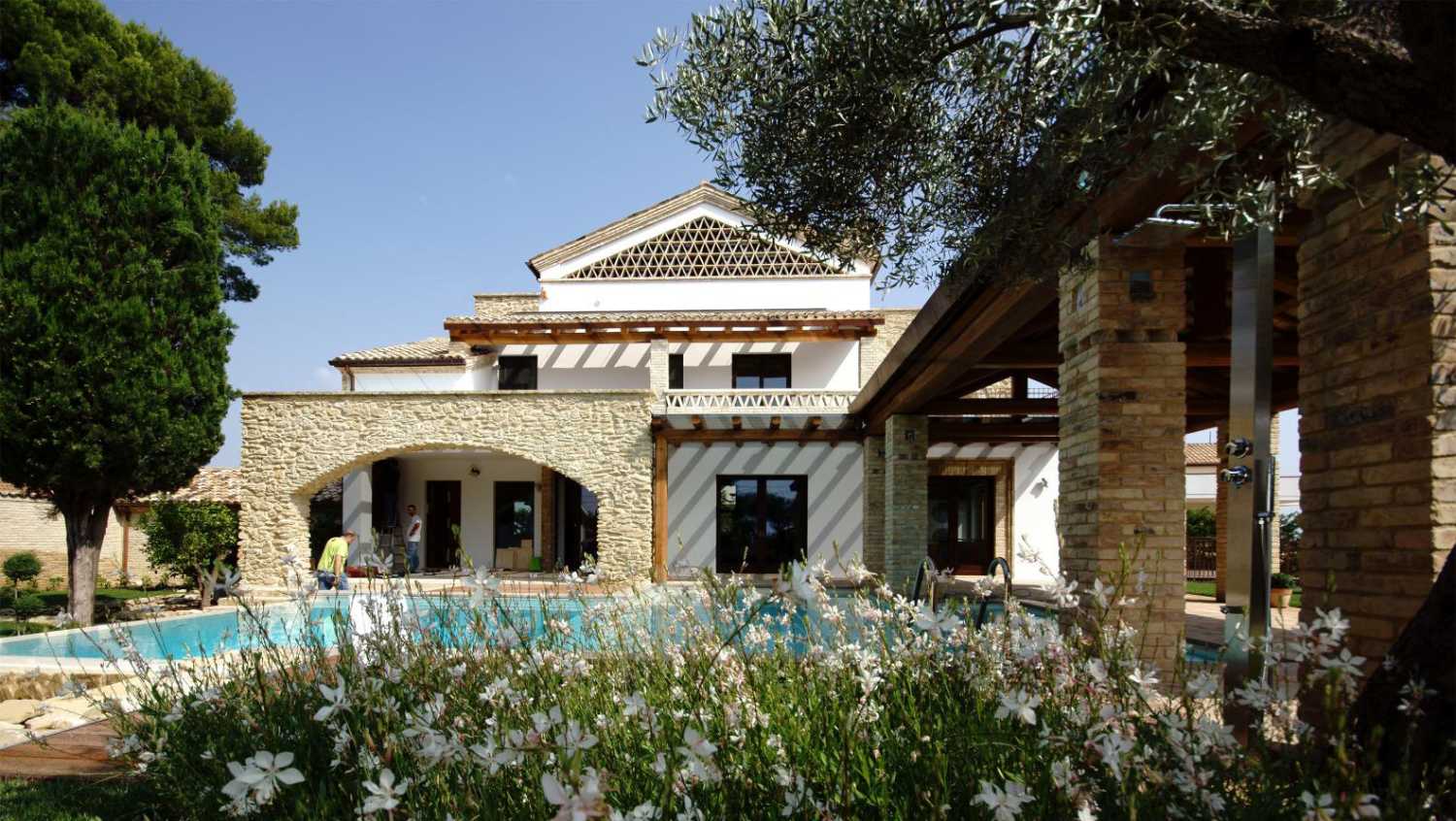 villa con piscina in pietra